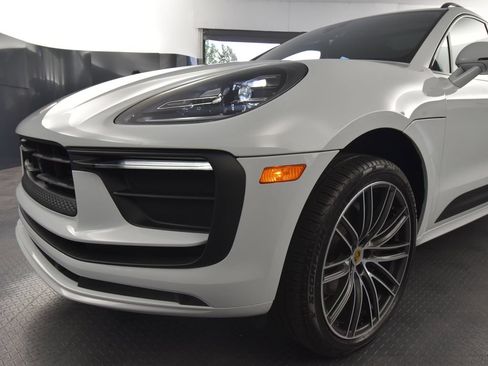 Certified 2025 Porsche Macan AWD/4WD image 41