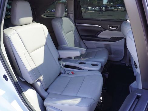 Used 2019 Toyota Highlander Limited Platinum image 9