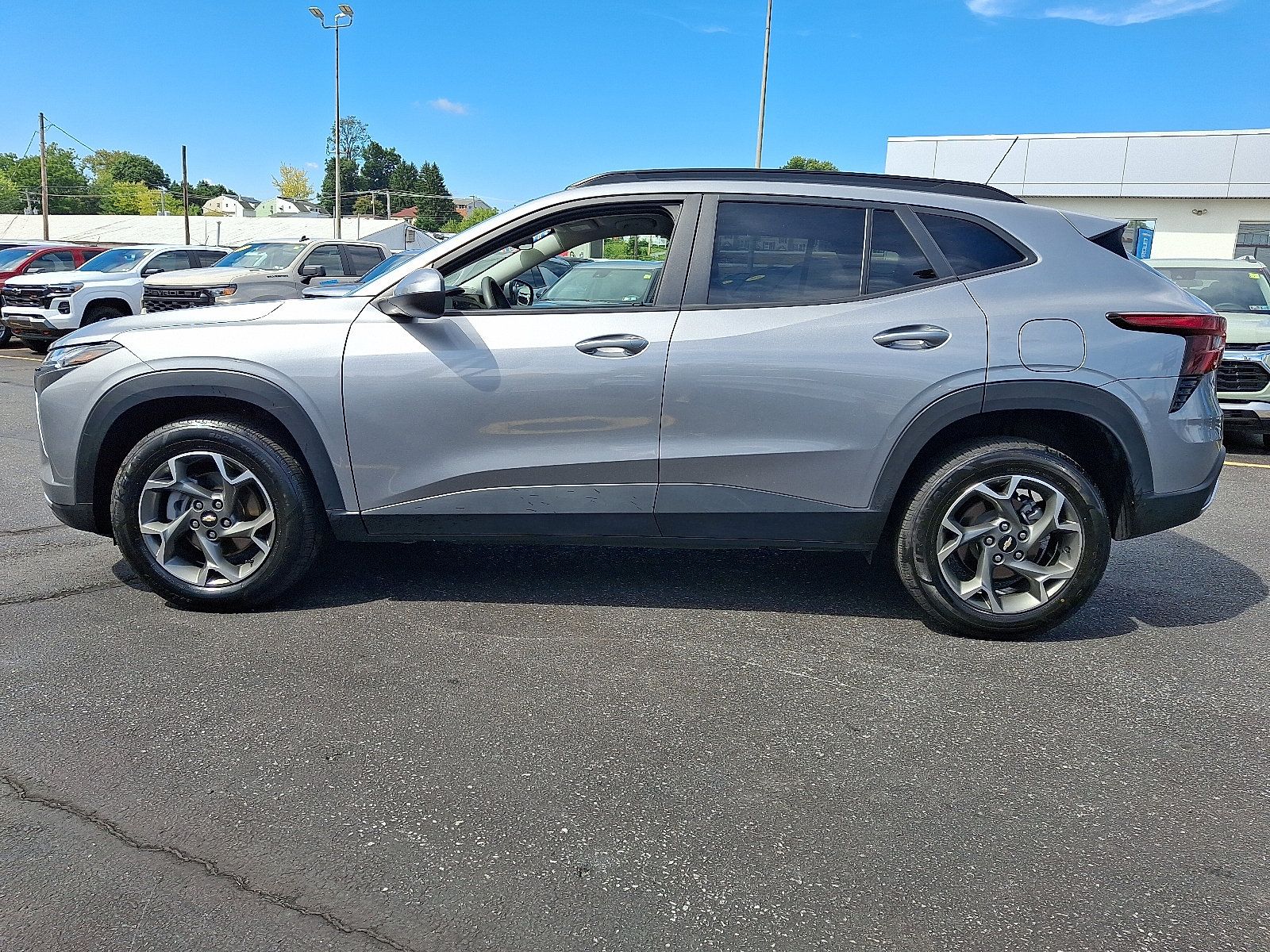 Used 2025 Chevrolet Trax LT FWD image 2