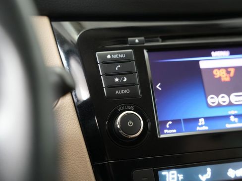 Used 2018 Nissan Rogue SV image 22