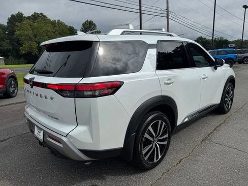 Used 2025 Nissan Pathfinder Platinum FWD image 10