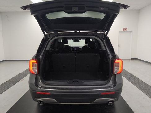 Used 2021 Ford Explorer Limited w/ Equipment Group 301A AWD/4WD image 29