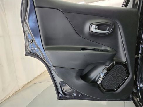 Used 2016 Jeep Renegade Latitude image 16
