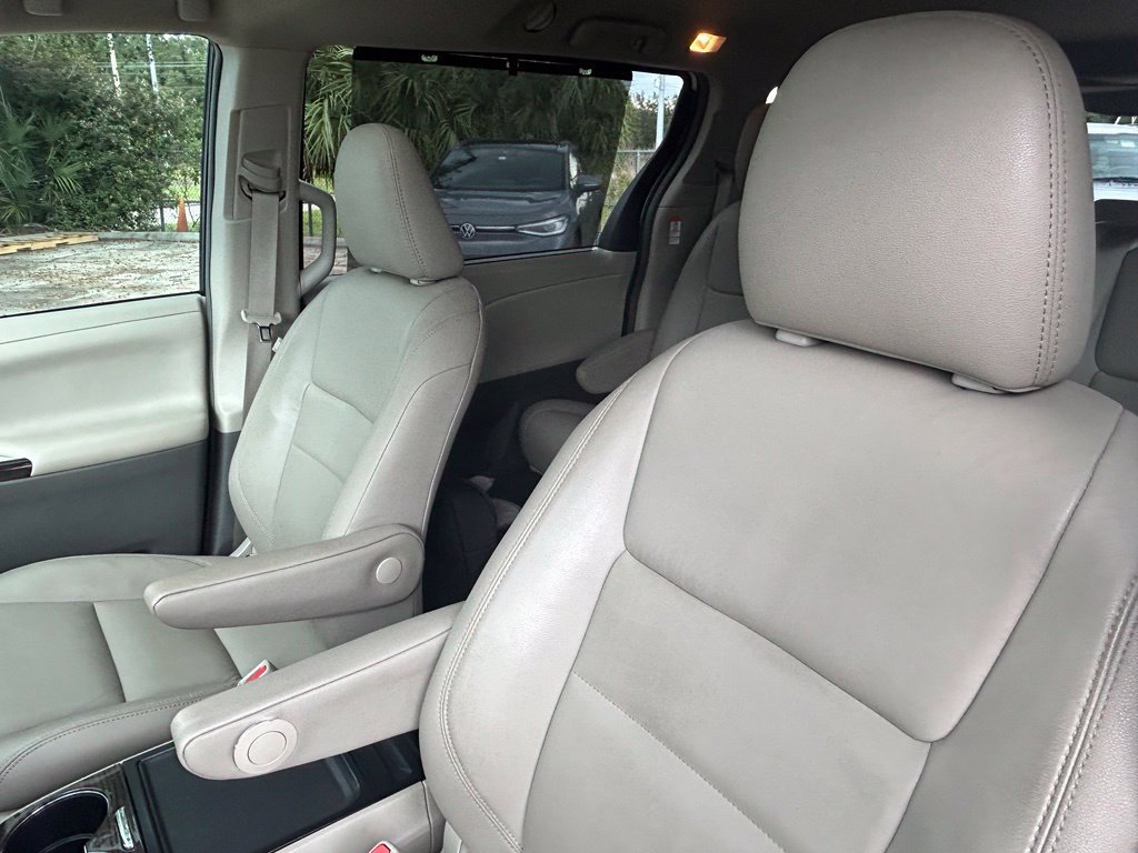Used 2016 Toyota Sienna XLE FWD image 19