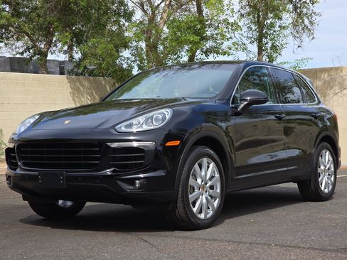 Used 2018 Porsche Cayenne S w/ Premium Package image 4