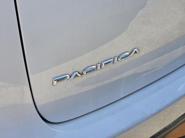 Used 2024 Chrysler Pacifica Touring-L FWD image 7