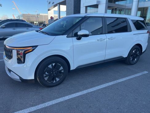 Used 2025 Kia Carnival LXS image 4