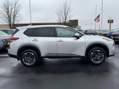 Used 2025 Nissan Rogue SV image 2
