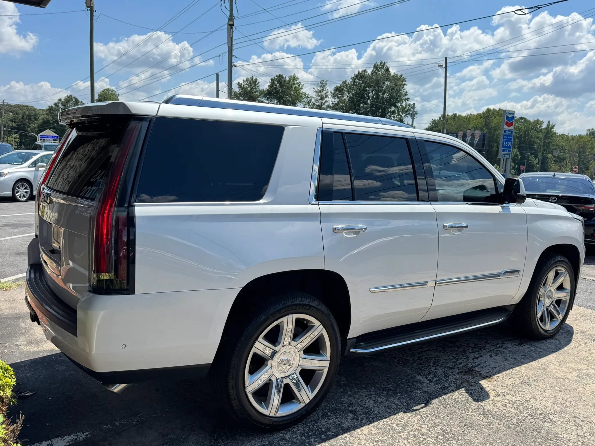 Used 2017 Cadillac Escalade Luxury AWD/4WD image 7