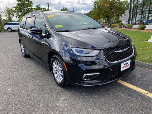 Used 2022 Chrysler Pacifica Touring-L FWD image 3