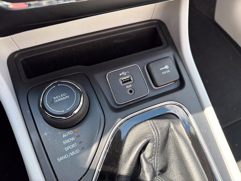 Used 2021 Jeep Cherokee Limited AWD/4WD image 26