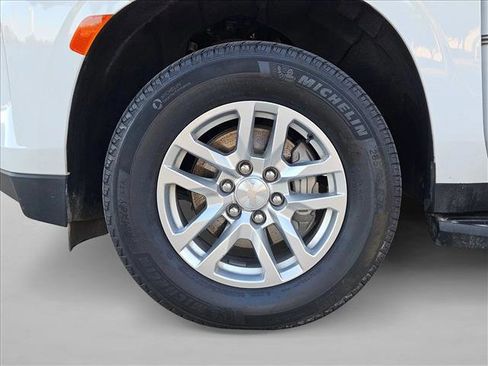 Used 2024 Chevrolet Suburban LT image 25