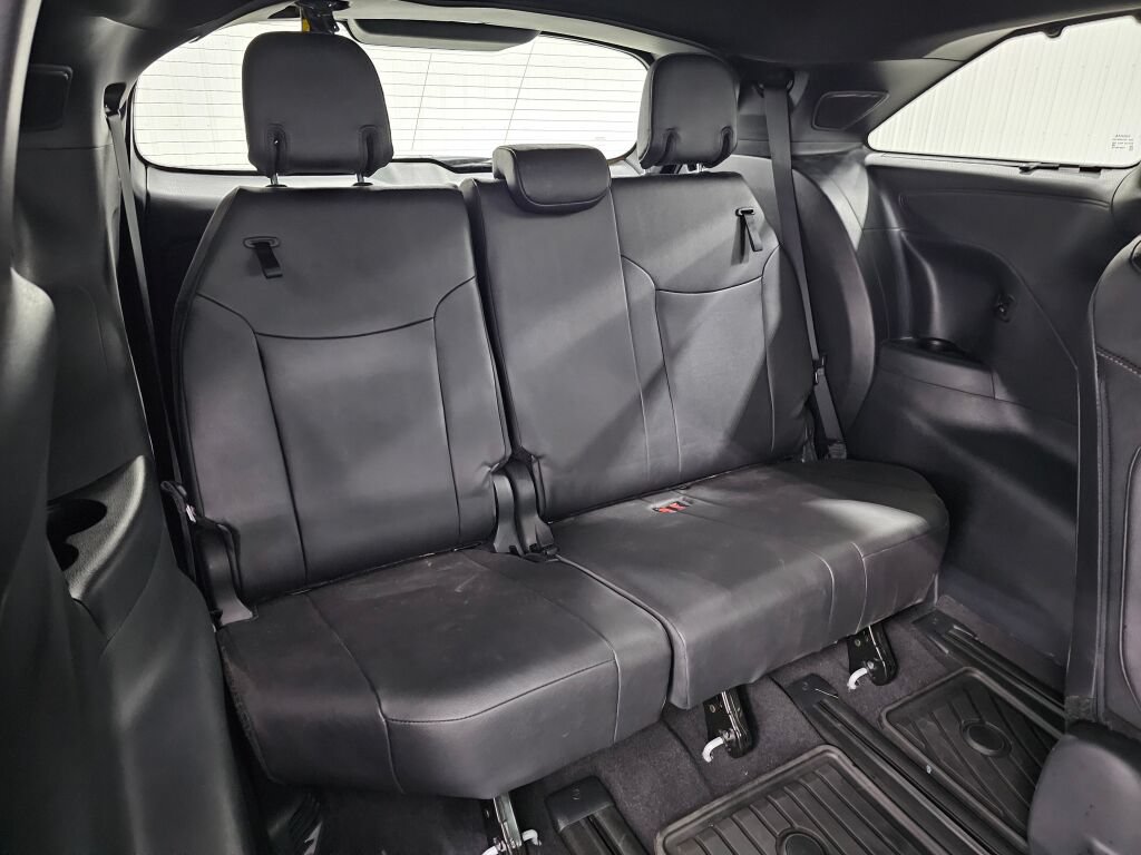 Used 2026 Toyota Sienna Platinum AWD/4WD image 18