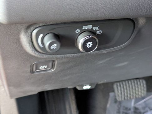 Used 2023 GMC Terrain SLE w/ Driver Convenience Package image 14