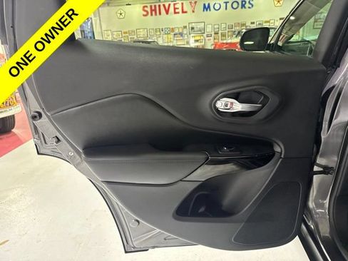 Used 2019 Jeep Cherokee Latitude Plus AWD/4WD image 25
