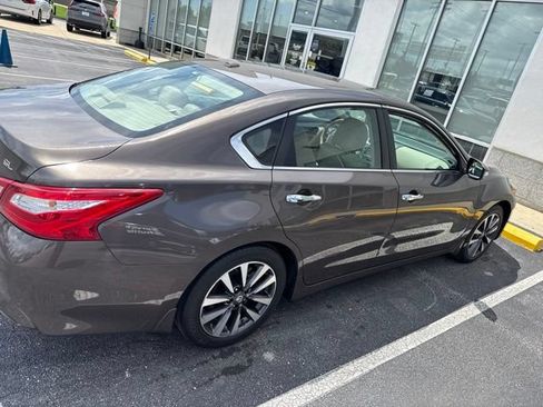 Used 2017 Nissan Altima 2.5 SL w/ 2.5 Technology Package FWD image 4