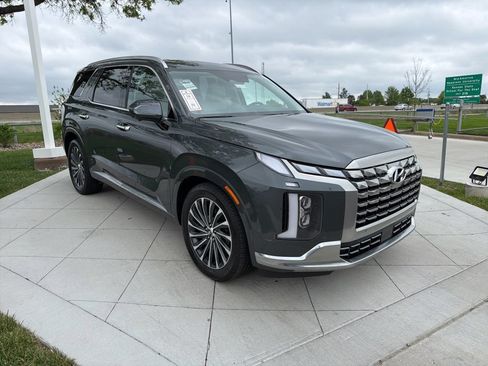 Used 2023 Hyundai Palisade Calligraphy w/ Cargo Package FWD image 2