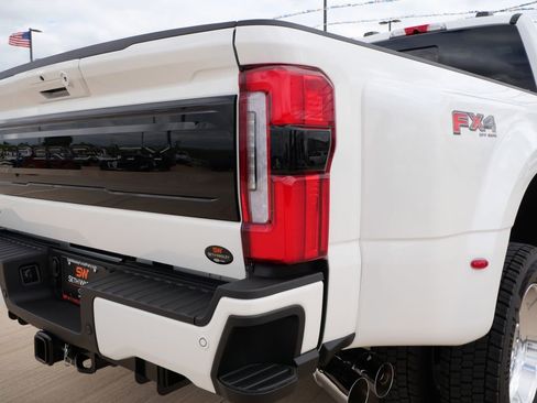 Certified 2026 Ford F450 Platinum w/ FX4 Off-Road Package AWD/4WD image 9