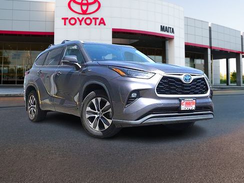 Used 2022 Toyota Highlander XLE AWD/4WD image 1