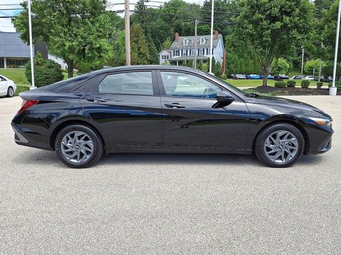 Used 2024 Hyundai Elantra SEL FWD image 25