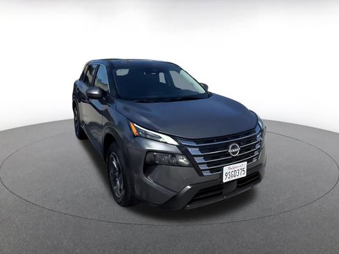 Used 2025 Nissan Rogue SV FWD image 3