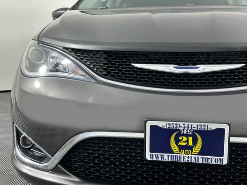 Used 2017 Chrysler Pacifica Touring-L image 6