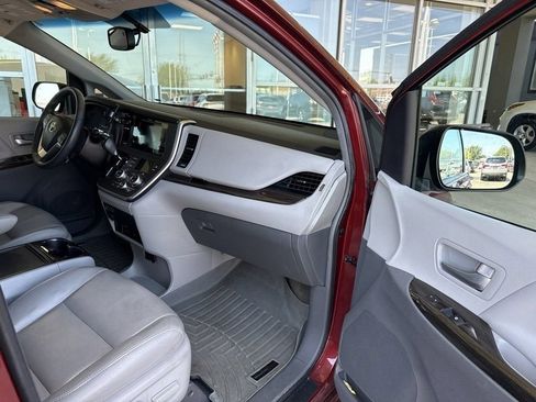 Used 2016 Toyota Sienna XLE Premium FWD image 17