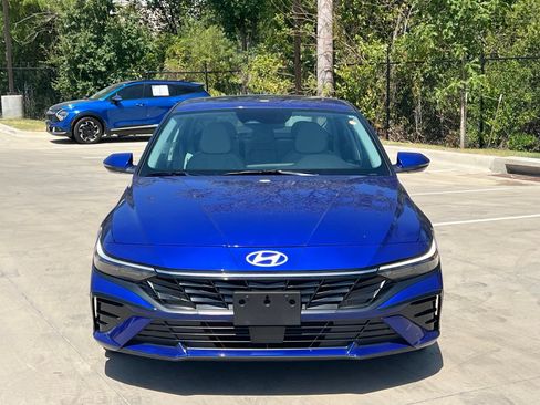 Used 2025 Hyundai Elantra Limited FWD image 2