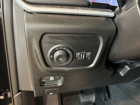 Used 2025 Jeep Grand Cherokee Limited AWD/4WD image 21