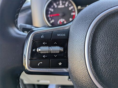 Used 2024 Kia Carnival LX image 22