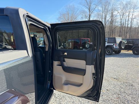Used 2009 HUMMER H3T Adventure image 13
