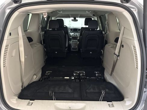 Used 2020 Chrysler Pacifica Touring-L FWD image 7