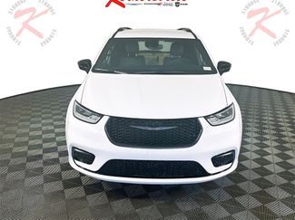 New 2025 Chrysler Pacifica Select w/ Fav Edition Package video 2