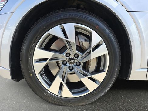 Certified 2022 Audi e-tron Premium image 33