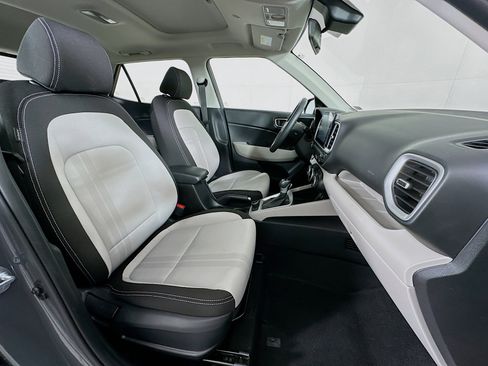 Used 2025 Hyundai Venue SEL image 30