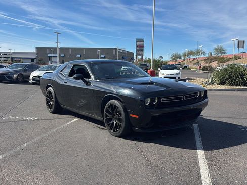 Used 2019 Dodge Challenger SXT image 1