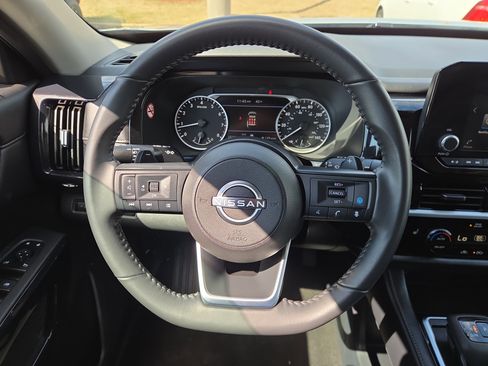 Used 2025 Nissan Pathfinder SV image 20