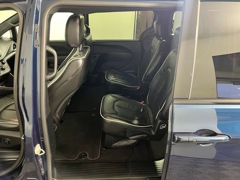 Certified 2025 Chrysler Pacifica Limited FWD image 22