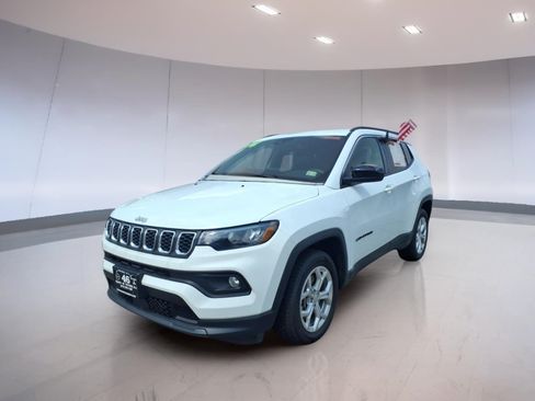 Used 2024 Jeep Compass Latitude AWD/4WD image 2
