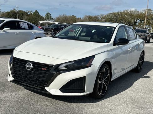 Used 2023 Nissan Altima 2.5 SR w/ SR Premium Package image 4