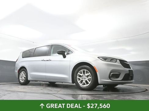 Used 2024 Chrysler Pacifica Touring-L image 51