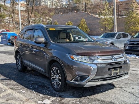 Used 2017 Mitsubishi Outlander SEL image 3