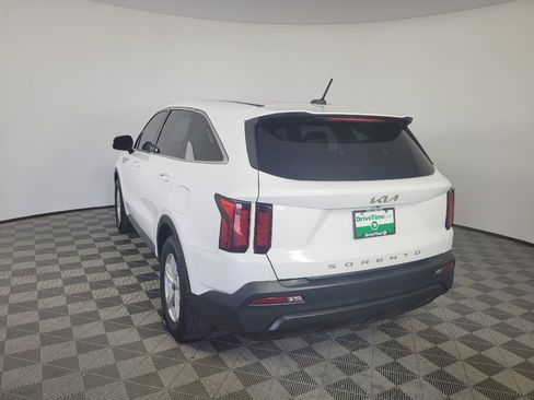 Used 2022 Kia Sorento LX image 5