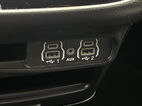 Used 2025 Chrysler Pacifica Select FWD image 24