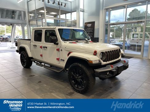 Used 2025 Jeep Gladiator Sport AWD/4WD image 1