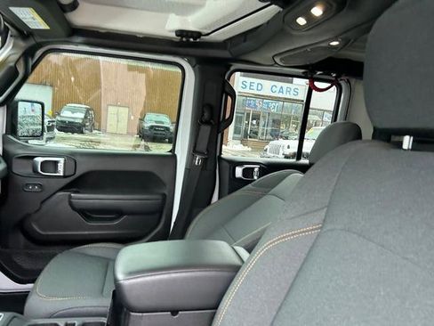 Used 2024 Jeep Gladiator Sport image 12