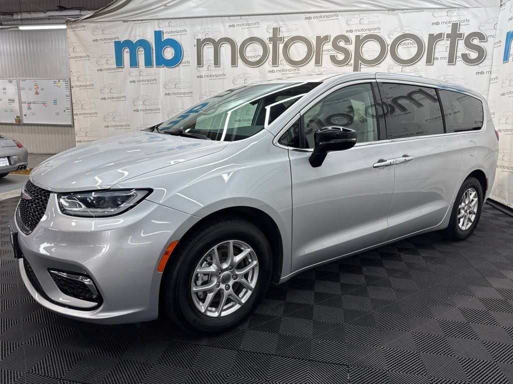 Used 2024 Chrysler Pacifica Touring-L FWD image 2