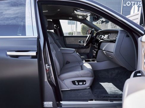 Used 2025 Rolls-Royce Phantom Sedan RWD image 25