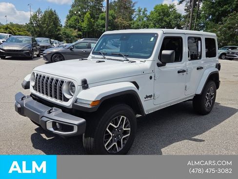 Used 2025 Jeep Wrangler Unlimited Sahara AWD/4WD image 3