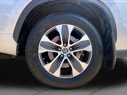 Used 2021 Toyota Highlander XLE FWD image 11